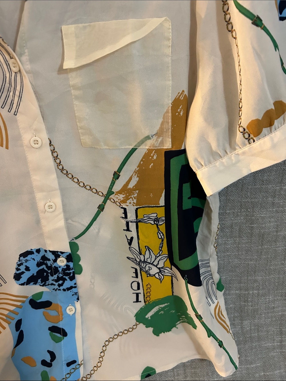 Abstract Print Short-Sleeve Artsy Blouse in Cream and Green - size XL - Picture 6 of 7